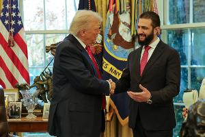 Warmer Händedruck für den Übergangspräsidenten: Trump und al-Scharaa im Weißen Haus.