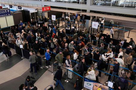 Lange Schlange wegen des Shutdowns am Flughafen Chicago.