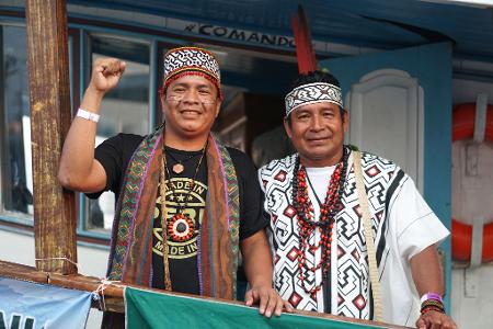 Vieler indigene Vertreter tragen traditionelle Gewänder und Kopfschmuck.