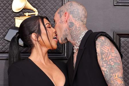 Kourtney Kardashian und Travis Barker bei den Grammys 2022