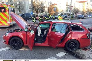 Beschädigter Skoda mit Einsatzkräften im Hintergrund.