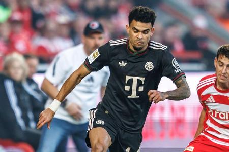 Angriff: Luis Diaz (FC Bayern) - Der dritte Sommer-Neuzugang in die Bundesliga, der es in die beste Elf geschafft hat - wenngleich das interne Rennen mit Serge Gnabry äußerst knapp ausfällt. Doch nicht zuletzt sein Traumtor gegen Union Berlin hat der Liga klar vor Augen geführt, wie gut Luis Diaz ist. Mit sechs Toren und vier Vorlagen ist er zudem Zweiter in der Scoringwertung.