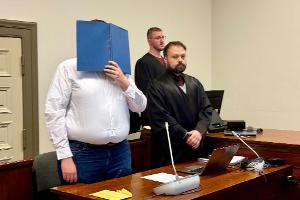 Dem Angeklagten wird versuchter Mord und gefährliche Körperverletzung vorgeworfen. (Archivfoto)