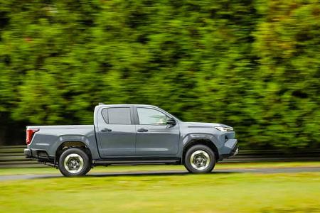 11/2025 Toyota Hilux BEV Elektroantrieb Premiere