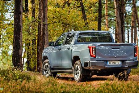 11/2025 Toyota Hilux BEV Elektroantrieb Premiere