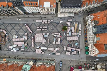 Von oben: Budenaufbau für den Leipziger Weihnachtsmarkt hat begonnen