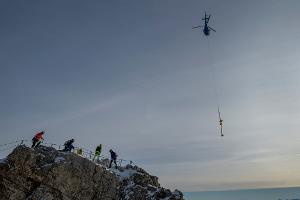 Das Kreuz der Zugspitze wurde für eine Restaurierung ins Tal geflogen.