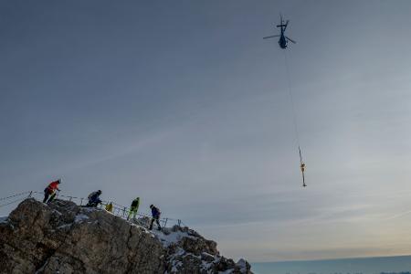Das Kreuz der Zugspitze wurde für eine Restaurierung ins Tal geflogen.
