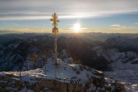 Zum Saisonstart auf der Zugspitze am 28. November soll das Kreuz wieder an seinem Platz auf dem Gipfel sein.