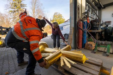 Im Tal wurde das Kreuz zu einer Spezialistin gefahren.
