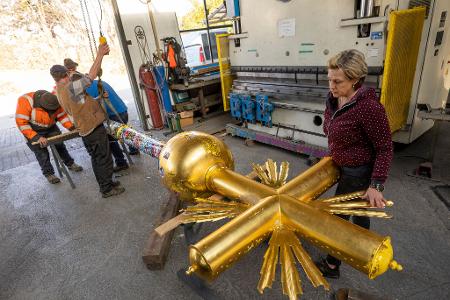 Die Familie der zuständigen Kunstschmiedin hat eine enge Verbindung zum Zugspitz-Kreuz. 