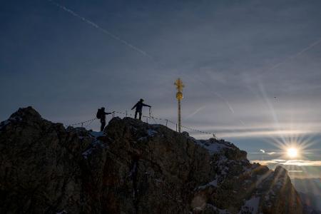 Bis das Kreuz zurückkehrt, wird der Gipfel der Zugspitze einen ungewohnten Anblick bieten.