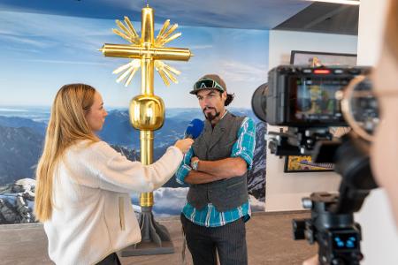 Ein Abbild des Kreuzes von Künstler Bernhard Rieger in der Bergstation ist offiziell für Aufkleber zugelassen. (Archivbild) 