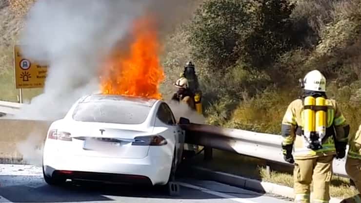 Feuerwehr widerlegt Brand-Mythos bei E-Autos
