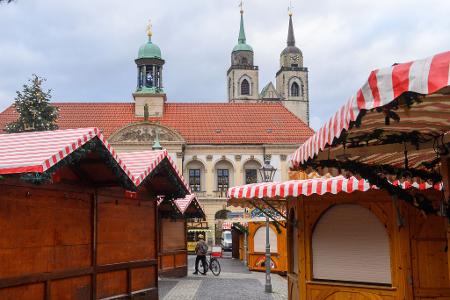Schon seit Ende Oktober stehen die ersten Weihnachtsbuden in Magdeburg. 