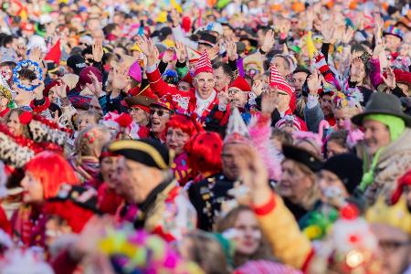 Bei strahlendem Sonnenschein ist in Köln der Beginn der Karnevalszeit gefeiert worden.