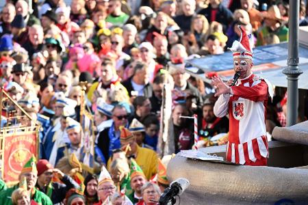 In Düsseldorf erwachte um 11.11 Uhr der Hoppeditz zum Leben.