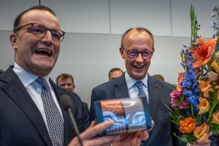 Merz hat ein Faible für besonders gemusterte Krawatten. 