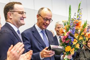 Bundeskanzler Merz: Zum runden Geburtstag gibt es Tierkrawatten