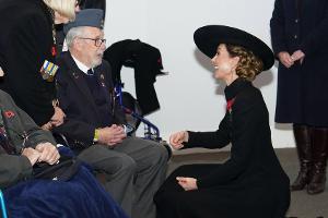 Prinzessin Kate kniet vor Veteranen, Herzogin Meghan postet Harry