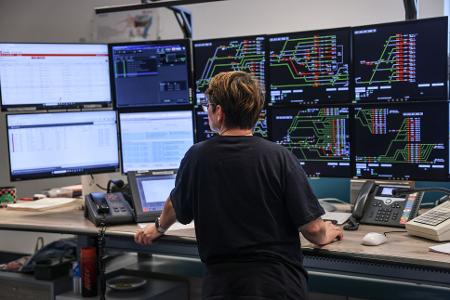 Mit Bildschirmen und Tastatur werden die Zugfahrten in einem modernen elektronischen Stellwerk gesteuert. (Archivbild)