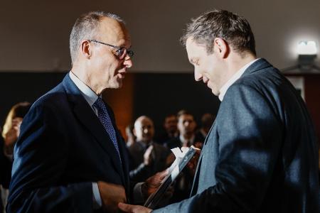 Ein Gespräch unter Kollegen: Regierungschef Merz und Vizekanzler Klingbeil unterhalten sich auf dem Empfang zu Merz' 70. Geburtstag.