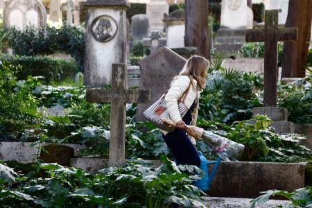 Sechs Beschäftigte des Mailänder Bestattungsamtes sollen Schmuck von Leichen entwendet haben. (Archivbild)