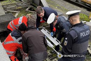 Ein hör- und sehbehinderter 42-Jähriger, der ohne Fremdeinwirkung am Gleis 28 des Hauptbahnhofes München ins Gleis stürzte, wurde von Reisenden, Rettungsdienst und Bundespolizei gemeinsam geborgen