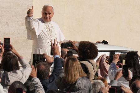 Papst Leo XIV. zeigt Daumen hoch bei Generalaudienz
