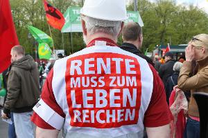 Ein Demonstrant auf einer früheren DGB-Demo. (Archivbild)