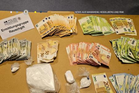 Sichergestelltes Kokain und Bargeld