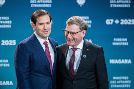 Beim Familienfoto des Außenministertreffens der G7-Runde wirtschaftsstarker Demokratien zeigen sich Außenminister Johann Wadephul (r., CDU) und sein US-Kollege Marco Rubio gut gelaunt.