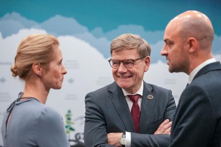 Außenminister Johann Wadephul (M., CDU), spricht am Rande des Außenministertreffens der G7-Runde wirtschaftsstarker Demokratien in Kanada mit der EU-Außenbeauftragten Kaja Kallas und dem französischen Außenminister Jean-Noël Barrot. 
