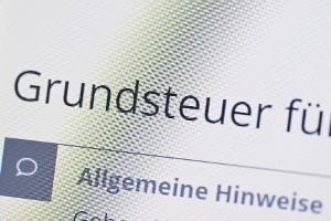 Die alte Grundsteuer-Regelung war wegen veralteter Steuerdaten so realitätsfern, dass das Bundesverfassungsgericht das Gesetz kassierte. Doch Eigentümerverband Haus und Grund und der Steuerzahlerbund halten auch das neue Grundsteuergesetz für verfassungswidrig. (Symbolbild)