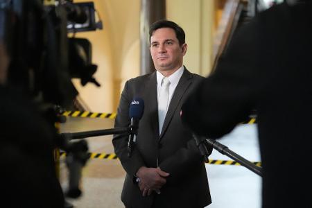 Nebenklage-Vertreter Philip von der Meden gibt am Rande des Prozesses ein Statement.