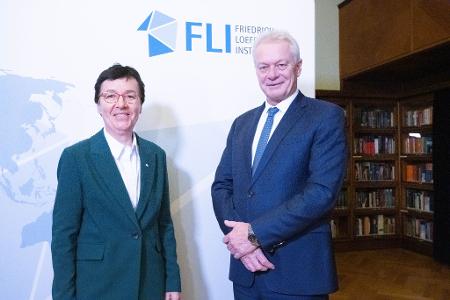 Der Nutzen möglicher Impfungen von Geflügel gegen die Geflügelpest wir unter anderem am Friedrich-Loeffler-Institut (FLI) untersucht. Bundeslandwirtschaftsminister Alois Rainer (CSU) weist auch auf mögliche Probleme hin.