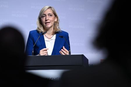 Gesundheitsministerin Nina Warken (CDU) will die Kosten im Gesundheitssystem begrenzen (Archivbild)