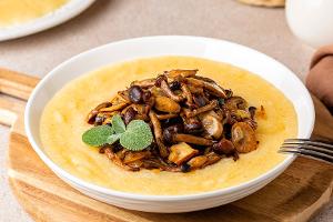 Herbstgenuss aus dem Wald: Polenta mit Pilzen