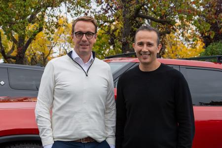 Carsten Helbing (l) und Wassym Bensaid führen das Gemeinschaftsunternehmen von VW und Rivian.