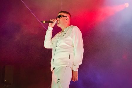 Der Rapper Haftbefehl auf der Bühne