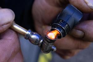 Meistens wird Crack in einer Pfeife geraucht, in seltenen Fällen wird es gespritzt. (Archivbild)