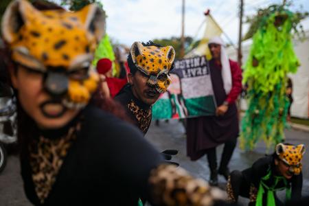 Menschen nehmen am Ufer des Guamá-Flusses in Brasilien an der Eröffnung des People's Summit, einer Initiative von mehr als tausend sozialen Bewegungen und Basisorganisationen aus der ganzen Welt, die sich für Klimagerechtigkeit einsetzen und die "Untätigkeit der Länder des globalen Nordens" anprangern, teil.