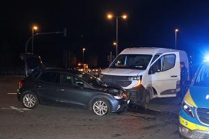 Ein 31-jähriger Mann fuhr am Mittwochmorgen (12.11.2025) mit seinem Auto auf der Wehringhauser Straße und missachtete beim Abbiegen die Vorfahrt einer 43-jährigen Fahrerin.