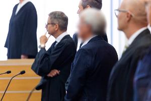 Ein weiterer größerer Prozess zur VW-Dieselaffäre hat in Braunschweig begonnen. Die Verlesung der Anklageschrift verzögerte sich aber. 