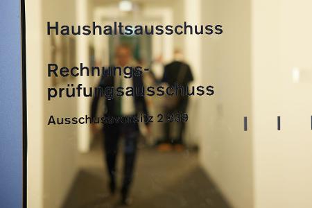 Im Bundestag legen die Fraktionen letzte Hand an den Etat für 2026. (Archivbild)