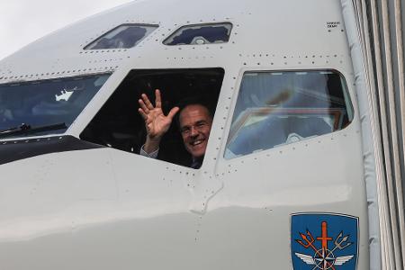 Rutte an Bord: NATO-Chef inspiziert AWACS in Geilenkirchen