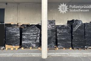 Das beigefügte Bild zu dieser Meldung zeigt einen Teil der sichergestellten Paletten (Bildquelle: Polizeipräsidium Südosthessen)
