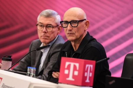 Die beiden Telekom-Chefs Christian Illek und Tim Höttges sind unzufrieden damit, dass nicht so viele Haushalte Glasfaser-Internet buchen wie gedacht.