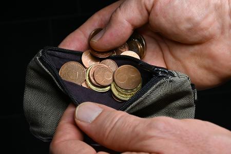 Die Überschuldungsquote, also der Anteil überschuldeter Personen im Verhältnis zu allen Erwachsenen, sank 2024 auf 8,09 Prozent.