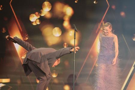 Laudator Götz Otto verneigt sich von Cate Blanchett.